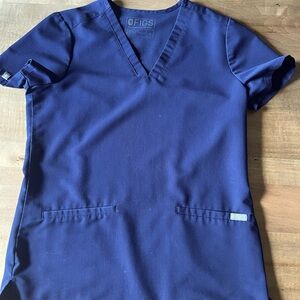 Figs scrub set: Casma top navy blue is XS; Livingston bottom is petite small